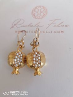 Pair of earrings in matt gold on bronze and finished with natural white pearls, light elegant suitable for any occasion, the Pomegranates symbol of luck. They are shipped with box and guarantee. Intaglio Jewelry, Matte Gold Earrings, Pomegranate Earrings, Boho Chique, Antique Earrings, Girls Jewelry, Minimalist Earrings, Pendant Earrings, Granada