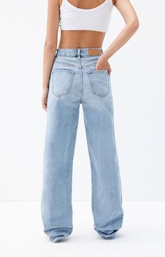 Light Indigo Ripped '90s Boyfriend Jeans American Eagle Mom Jeans Outfit, Pacsun Outfits, 90s Boyfriend Jeans, Good Jeans, Slim Fit Cargo Pants, 90s Boyfriend, Outfit Inso, Jeans Pacsun, American Eagle Mom Jeans