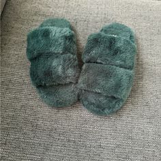 Serra Faux Fur Slippers Green/Emerald Size 2/3 (Fits 5-6 Women) Never Worn Bundle Items Together To Save More Fast Shipping Comfortable Green Synthetic Slippers, Green Cushioned Synthetic Slippers, Green Cushioned Slippers With Round Toe, Green Cushioned Round Toe Slippers, Green Round Toe Slippers With Cushioned Footbed, Green Cushioned Flat Slippers, Green Synthetic Slippers With Round Toe, Green Slip-on Winter Slippers, Green Closed-toe Winter Slippers