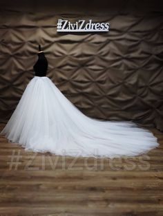 a dress on display in front of a backdrop with the words zviz dress