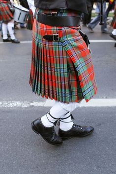 In Scotland and Ireland, tartans represent clans or counties, so pick a plaid kilt that fits your heritage. #plaidkilts #plaidkiltoutfitwomen #beltedplaidkilt #greatplaidkilt #flyplaidkilt Creative Ideas, Color Combinations