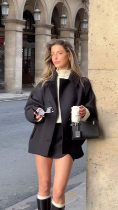 outfit, outfits, fashion, style, jean, blue jean outfit, summer outfit, winter outfit, skirt outfit, black jean outfit, sweatpants, aesthetic, streetwear, outfit ideas, street style, cardigan, winter fashion, outfit inspo, summer outfits, school outfit, sweater, fall outfit, fall outfit inspo, fall outfit aesthetic Old Money Winter, Skirt Outfits Fall, Skandinavian Fashion, 사진 촬영 포즈, Chique Outfits, Elegante Casual, Looks Street Style, Coat Outfits, Skirt Outfit