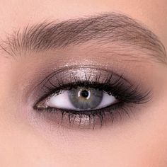 Maquillage On Fleek, Silver Makeup, Eye Makeup Pictures, Makijaż Smokey Eye, Hooded Eyes, Eye Makeup Art, Kiss Makeup, Glam Looks, Eye Makeup Remover