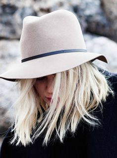 How does one pull this off in real life without feeling self conscious?  I missed out on the confidence gene. Fashion Blogger Style, Love Hat, Wearing A Hat, Beauty And Fashion, Van Cleef Arpels, Mode Inspiration, Look Chic