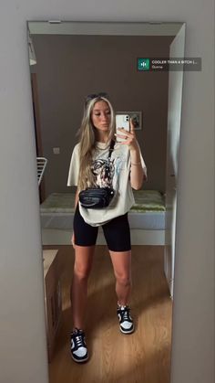 Knee Length Biker Shorts Outfit, Summer Outfits Dunks, Summer Outfits For Travel, Dunks With Leggings, Shorts And Dunks Outfit, Dunks Summer Outfit, Dunks Outfit Summer, Panda Outfit