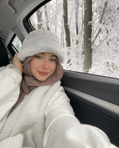 Hijab And Hat, Winter Hat Aesthetic, Winter Outfits Girl, White Scarf Outfit, Hijabi Girl Outfit, Winter Girl Aesthetic, Winter Modest Outfits, Colorado Fits, Travel Outfits Winter