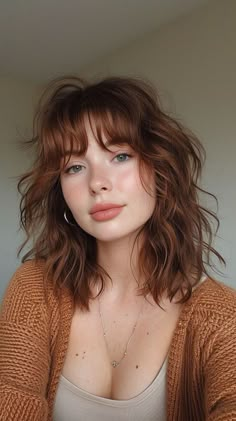 Modern Mullet, Round Face Haircuts, Short Hair With Bangs, Hairstyles For Round Faces, Haircuts With Bangs, Hair Inspo Color, Medium Length Hair Cuts, Hairstyles Haircuts, Hairstyles With Bangs