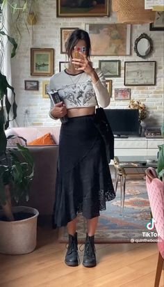 Grunge Romance Fashion, Fashion Inspo Outfits Witchy, Black Romantic Outfit, Vintage Witch Aesthetic Outfit, Berlin Fashion Summer, Witchy Spring Outfits, Dark Witch Aesthetic Outfit, Dark Academia Fall Aesthetic, Witchy Outfits Casual