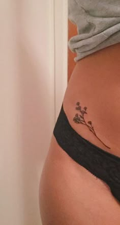 Tato Minimal, Model Tattoo, Tato Henna, Female Tattoos, Small Flower Tattoos, Jesus Tattoo, Small Girl Tattoos, Cat Tattoos