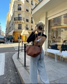 Work Tote Bags For Women, Office Bags For Women, Minimalism Clothes, November Fashion, How To Look Expensive, Clean Girl Aesthetic, Look Expensive, Office Chic, Work Tote Bag