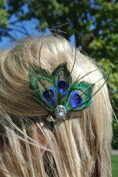 Peacock Hair Piece, Peacock Feather Decor, Peacock Crafts, Peacock Hair, Blue Feathers, Hair Clips Diy, Feather Fascinator, Feather Hair Clips, Feather Decor