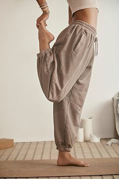 A post-workout essential, these cozy sweatpants feature seam detailing and a wide smocked waistband with a fleece-lined interior and hand-pockets. **Fit:** Relaxed, wide-leg fit, ankle-length **Features:** Smocked elastic waistband with adjustable drawstrings, seam detailing, hand-pockets, cinched bottom hemlines, fleece-lined interior **Why We | Sprint To The Finish Pants by FP Movement at Free People, Hickory, M Workout Sweatpants, Cozy Sweatpants, Boho Yoga, Free People Activewear, Cooler Look, Yoga Fashion, Fp Movement, Fall Fashion Outfits, Primavera Estate