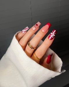 Christmas And New Years Nails, Christmas Nails Design Holiday, Nail For Christmas, Cool Christmas Nails, Christmas Nails Santa, Juicy Nails, Christmas Nails Trendy, Feminine Nails