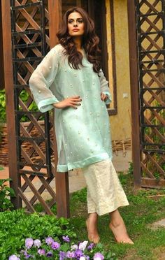 Pakistani ensemble by Farida Hasan. Pakistan Salwar, Farida Hasan, Boutique House, Suits Ideas, Eastern Dresses, Frock Designs, Short Frock