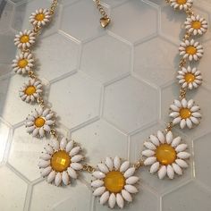 Very Pretty Daisy Floral Necklace Floral Necklace, Private Label, Womens Jewelry Necklace, Yellow White, Daisy, Jewelry Necklaces, Color White, Women Jewelry, I Want