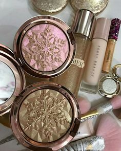 Highlighting Makeup, Mac Highlighter, Aesthetic Cosmetics, Mac Makeup Looks, Makeup Palettes, Pinterest Makeup, It Cosmetics, Pink Lipstick, Princess Aesthetic