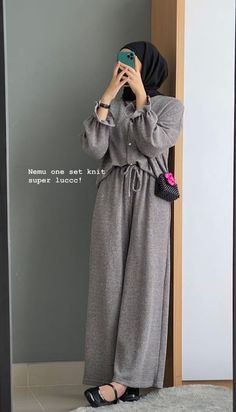 Minimalist Hijab, One Set Outfit, Ootd Sweater, Ootd Hijab Style, Outfit Hijab Casual, Street Hijab Fashion, Muslim Outfits Casual, Hijab Style Casual, Casual Hijab Outfit