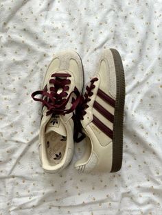 Fall Adidas Shoes, Shoes Wishlist 2024, Samba Adidas Aesthetic, Shoes Adidas Samba, Autumn Shoes Aesthetic, Adidas Samba Maroon, Fall Sneakers 2024, Autumn Shoes 2024, Adidas Aesthetic Shoes