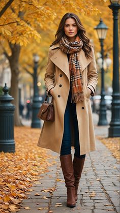 Classic and chic, a trench coat paired with a plaid scarf is a fall must-have. Ideal for a stylish stroll through the city.         #FallFashion #TrenchCoat #PlaidScarf #ChicStyle #CityStyle #falloutfitsforwomen #falloutfitswomen #falloutfitideas #fallfashiontrends #fashionista #styleInspo #ootd #streetStyle #fashionTrends #fashionBloggers #fashionLovers #fashiondesigner #fashionkids #fashionweek Scarf With Trench Coat, Fall 2024 Trends Women, Womens Trench Coat Outfit, Trench Coat With Scarf, Trenchcoat Outfits, Trenchcoat Style, Mode Mantel, Looks Jeans, Mode Boho