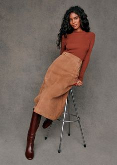 Camel Skirt Outfit, Midi Rok Outfit, Elegant Skirt Outfits, Midi Rock Outfit, Suede Skirt Outfit, Skirt Outfit Fall, Camel Skirts, Brown Suede Skirt, Rok Outfit