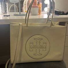 Great Condition Tote Bag That Fits So Much!!! Tory Burch Bags, Tory Burch Bag, White Cream, Cream White, Womens Tote Bags, Tory Burch, Tote Bag, Cream, Women Shopping