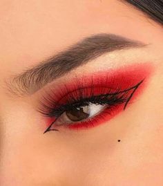 Ferrari Makeup Look, V Day Makeup Looks Simple, Red Make Up Looks, Valentines Eye Makeup, Colorful Makeup Ideas, Halloweenský Makeup, Makeup Memes, Drag Make-up