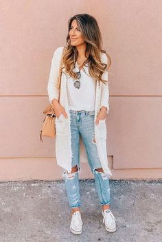 Womens White Converse Outfit, Mom Jeans With Converse, White Converse Outfit Spring, White Long Cardigan Outfit, How To Style A White Cardigan, White Sneakers Outfit Spring, Womens Spring Fashion Outfits, White Converse Outfits, Long White Cardigan