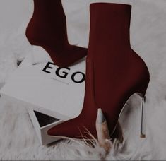 Pretty Heels, Fashion Shoes Heels, Cute Shoes Heels, Shoes Heels Classy, Fantastic Shoes, Shoes Outfit Fashion, Classy Shoes, Velvet Coat, Heels Classy