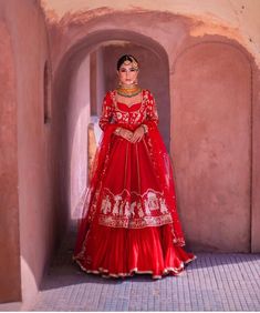 Gulabi Night Dress Ideas For Bride, Punjabi Wedding Dress, Designer Suits For Wedding, Bridal Anarkali Suits, Red Bridal Dress, Desi Wedding Dresses, Indian Outfits Lehenga, Wedding Lehenga Designs