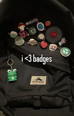 Pins On Backpack Aesthetic Grunge, Black Backpack With Pins, Aesthetic Backpack Grunge, Pins On Backpack Aesthetic, Grunge School Bag, Y2k School Bag, Bag With Pins Aesthetic, Backpack Decoration Ideas, Jansport School Bags