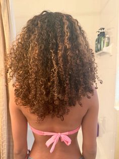 3b Curly Hair With Highlights, Long Curly Hair With Blonde Highlights, Big Brown Curly Hair, Brown Blonde Highlights Curly Hair, Honey Blonde Brown Highlights, Honey Brown Hair Peekaboo, Sun Kissed Curly Hair Highlights, Curly Hair 3a/3b, Golden Brown Highlights Curly Hair