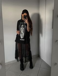 Look com saia de tule, camiseta over e bota preta Tshirt Over Dress Layering, Mesh Skirt Outfit Ideas, Skirt And Tshirt Outfits, Rave Outfits Modest, Black Mesh Top Outfit, Looks Emo, Mesh Top Outfit, Outfit Emo, Tulle Skirts Outfit