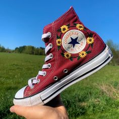 Embroidered Red Converse, Hand Embroidery Daisy, Converse Rouge, Embroidery Daisy, Embroidery Converse, Converse Embroidery, Flowers Shoes, Maroon Converse