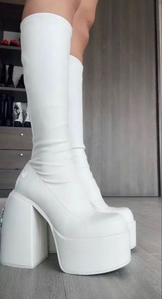 White Steve Madden, Back Yoga, Pretty Heels, Fashion Shoes Heels, Steve Madden Boots, Fancy Shoes, Cute Heels