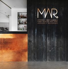 the bar is decorated with gold and black letters that spell out'mr & mrs '