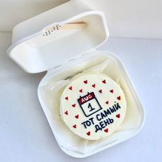 a cake in a container with the number one tot canna alero written on it