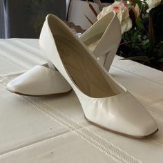 Shoes Has Great Insoles,Curves Heels Square Toes On Shoes And Soles Nice Nwot 50s Heels, Red Slippers, 2024 Outfits, Slippers For Girls, 3 Inch Heels, Simply Vera, Latest Shoes, Black Leather Boots, White Shoes