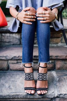 Annabelle Fleur Mode Shoes, Mode Tips, Denim Sandals, Blazer Outfit, Looks Street Style, Sandals For Women