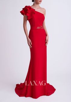 This one shoulder cocktail dress is made of sleek satin and features intricate bead work, making it a perfect choice for formal evening parties. The unique design and high-quality material give this dress a sleek and sophisticated look that will make you stand out from the crowd. Red Gala Dress Classy, Elegant Red Dress, One Shoulder Cocktail Dress, Red Evening Dress, Formal Evening Dress, Evening Dress Fashion, Elegant Red, Formal Evening Dresses, Evening Party