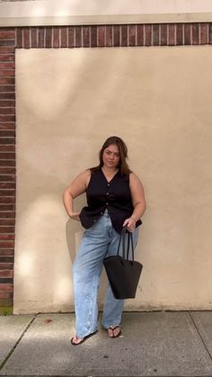 Maxey Greene (@maxeygreene) • Fotos e vídeos do Instagram Vest Outfits Plus Size, Plus Size Vest Outfits, Outfits For Large Busted Women, Mid Size Outfits Summer, Aritzia Fits, Mid Size Summer Outfits, Green White Outfit, Maxey Greene, Curvy Outfit Ideas