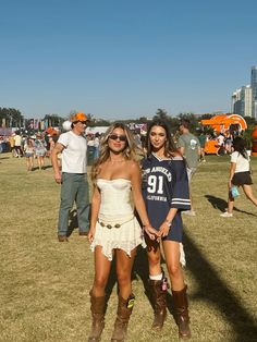 Country Beach Festival Outfit, Best Friend Festival Outfits, Overall Festival Outfit, Coachella Fits Aesthetic, Hippie Music Festival Outfit Ideas, All Points East Festival Outfit, Beach Concert Outfit Music Festivals, Coachella 2025 Outfits