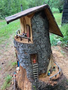 Tree stump gnome house Tree Stump House, Stump House, Tree Stump Decor, Tre Kunst, Fairy Tree Houses, Landscaping Simple, Fairy House Diy, Fairy Garden Designs, Fairy Garden Crafts