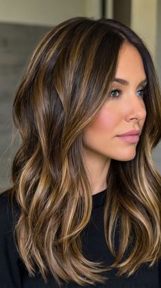 Melena con Reflejos y Flequillo Recto 💇‍♀️ Highlights For Cool Toned Skin, Dark Brown Hair With Heavy Highlights, Highlights And Lowlights On Brown Hair, Long Hair Highlights And Lowlights, Long Hairstyles Side Part, Light Brown Hair With Lowlights, Brunettes With Highlights, Maroon Highlights, Winter Hair Colors