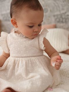 O grande dia chegou e para este dia em família ou entre amigos, nada melhor do que um vestido romântico em bordado inglês. Na cerimónia, a sua filhota vai ser amais linda!  Vestido de cerimónia, em bordado inglês, para bebé Gola pequena subida Mangas com folhos Bordados ajurados nas mangas e no escapulário do peito Pequenos franzidos para um belo volume Abertura total atrás com botões     Vestido de cerimónia para bebé, em bordado inglês, 100% algodão. Forro 100% algodão. African Dresses For Kids, Toddler Dresses, Occasion Wear Dresses, Ballerina Slippers, Dresses For Kids, Denim Trends, Romantic Dress, Baby Design