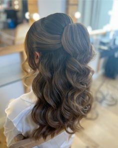 By @d__hairstylist on instagram! Half Updo With Curls, Wedding Hairstyles With Side Bangs, Post Wedding Hair Chop, Pageant Hair With Bangs, Hairstyle For Wedding Guest Long Hair, Fancy Hairstyles For Weddings, Quince Hair Styles Down, Beach Waves Hair For Wedding, Hair Designs For Prom