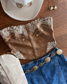 Cream Faux Suede Western Embroidered Strapless Corset Top – Cindy Jane Boutique Stagecoach Outfits, Cowgirl Life, Crop Top Aesthetic, Western Clothes, Casual College Outfits, Suede Tops