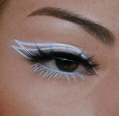 Artemis Inspired Makeup, Angle Halloween Make Up, Angle Makeup Looks, Easy Graphic Liner Hooded Eyes, Black And White Makeup Aesthetic, Grafic Eyeliner Makeup, Gojo Makeup, Eyeliner Looks Goth, Makeup Looks Eyes