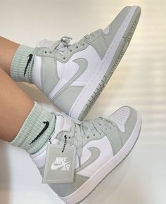 Wallpaper Nike, Women Tips, Trendy Shoes Sneakers, Dr Shoes, Nike Shoes Girls, Nike Fashion Shoes, Preppy Shoes, Jordan Shoes Girls, Jordan Shoes Retro