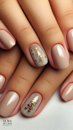 Nails Christmas Designs 2024, Nude Christmas Nail Designs, Christmas Designs For Nails, Christmas Nails 2024, Nude Christmas Nails, Nails Navidad, Fall Gel Nails, Nude Nail Designs, Manicure Gel