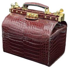 Vintage crocodile beauty case Excellent Vintage crocodile beauty case in cognac color, in very good condition. Single handle in alligator with rimmed brass. Purple leather interior with two zipped inside folder and latches for products. Mens Dress Hats, Doctors Bag, Leather Suitcase, Italian Suit, Unique Handbags, Luggage Bags Travel, Casa Vintage, Cognac Color, Crocodile Bags